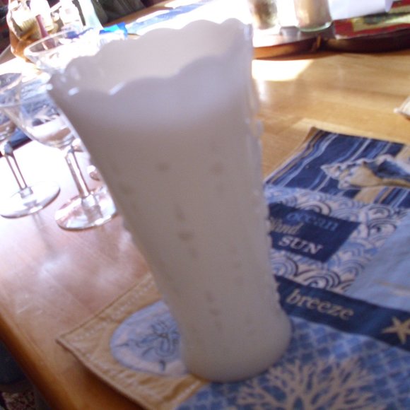 7 high milk glass vase white.design is nice - Picture 2 of 3